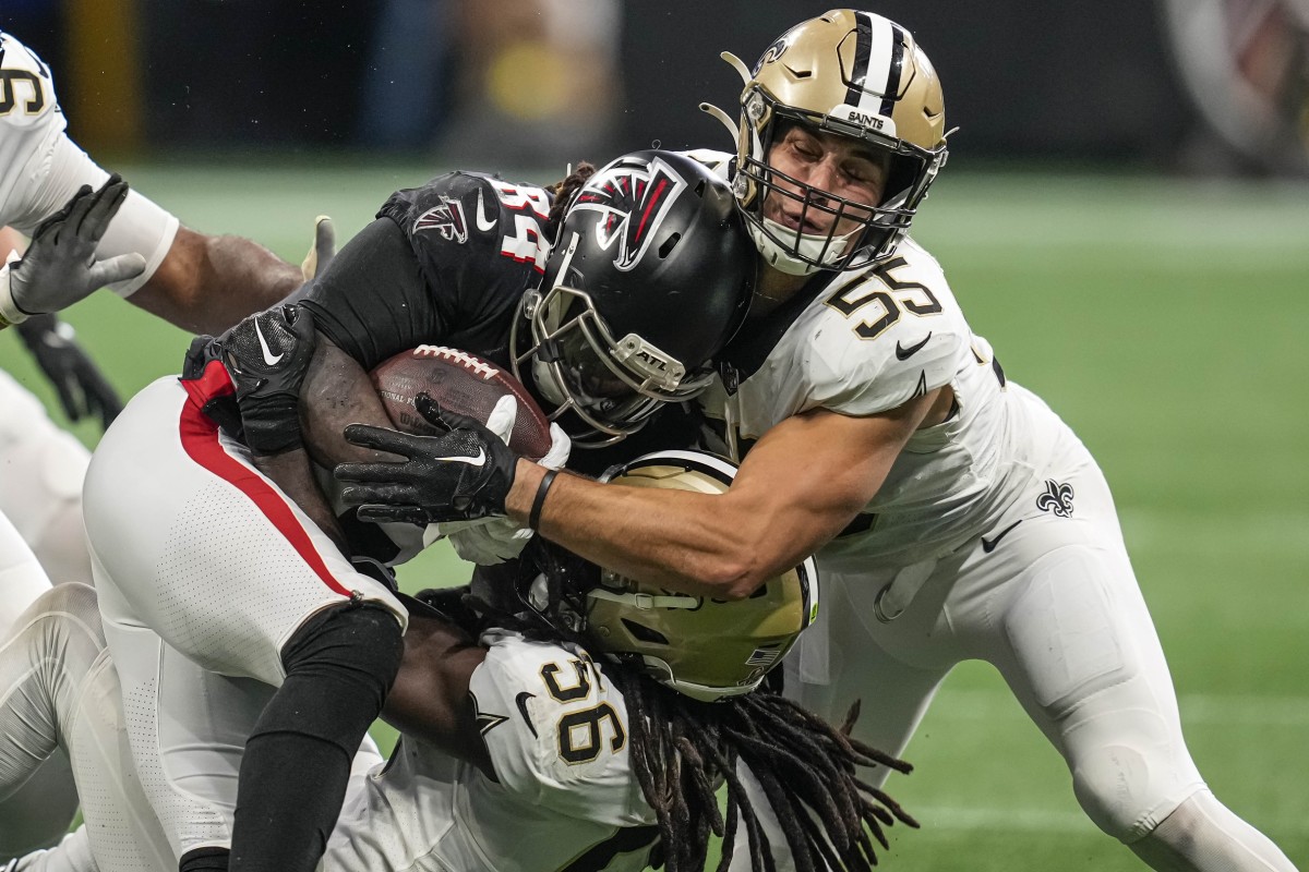 New Orleans Saints linebackers Kaden Elliss (55) and Demario Davis (56) tackle Atlanta Falcons running back Cordarrelle Patterson (84). Mandatory Credit: Dale Zanine-USA TODAY Sports
